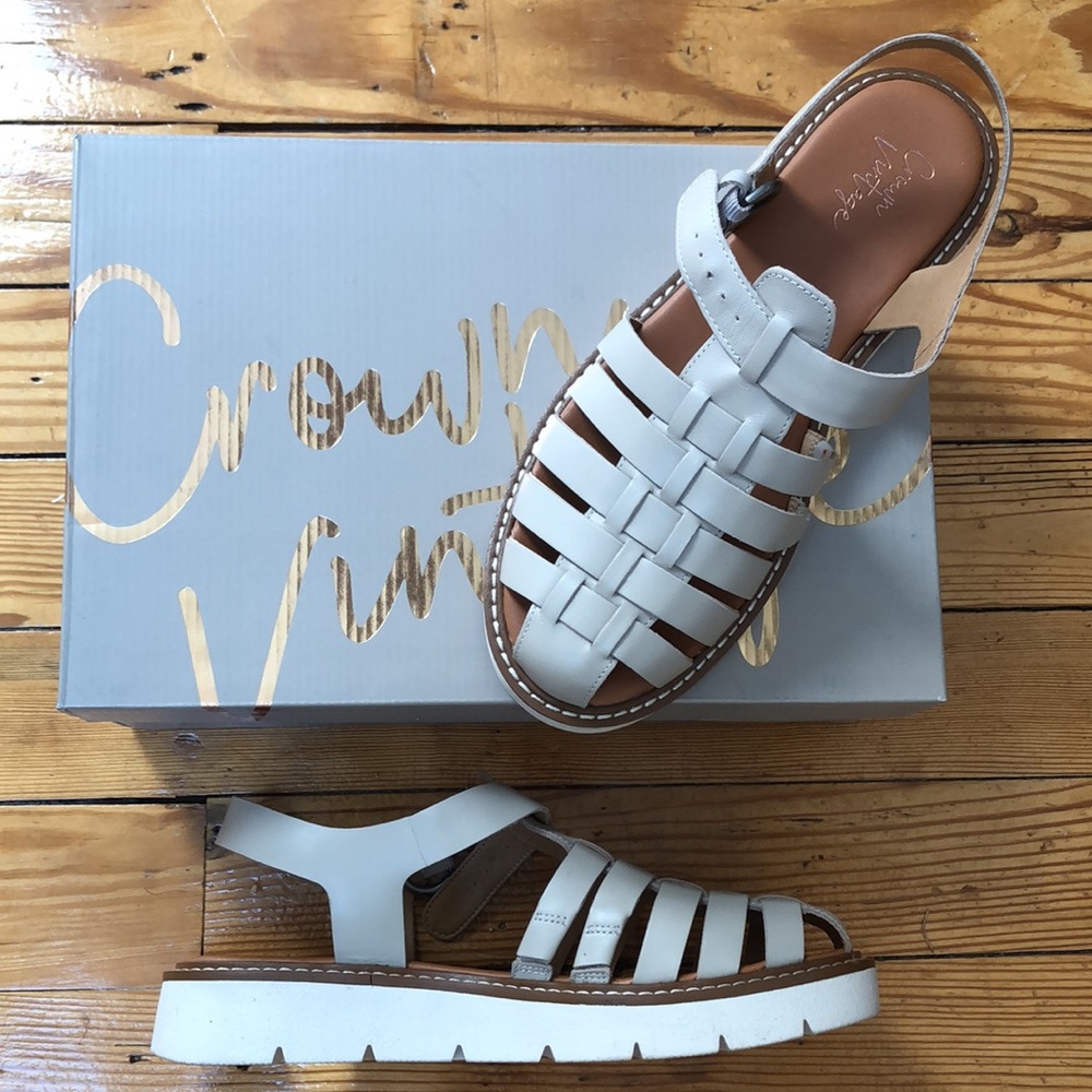Sandals Crown Vintage Size 7.5 NWB (size rums large …..fit 8.5)